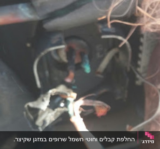 חוטי חשמל מחוברים למזגן עם בידוד קרוע